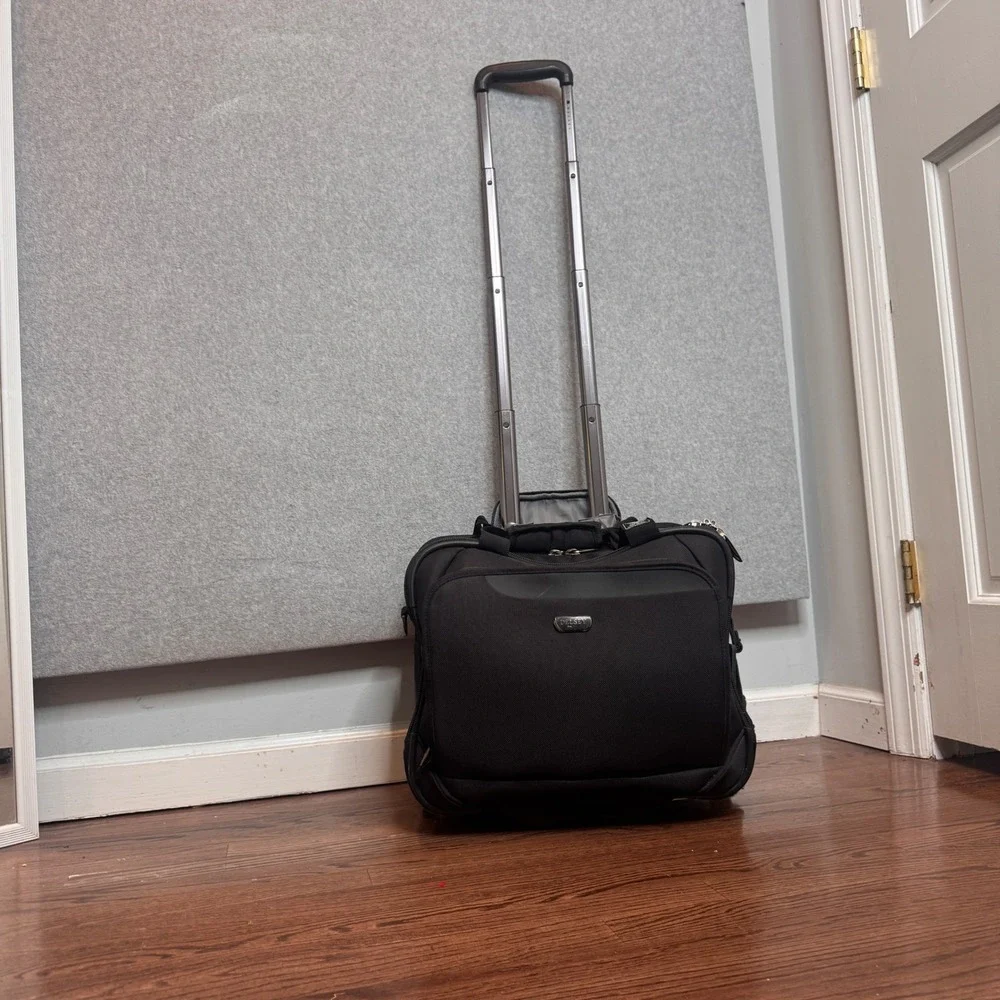 DELSEY Carry On‎ Helium Superlite Lightweight Wheel Rolling Tote Suitcase Black
